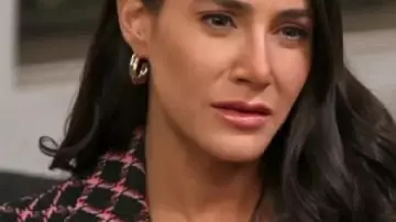 Blazer en tweed porté par Self (Chloe Tucker Caine) tel que vu dans Owning Manhattan (S01)