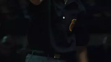 Camisa negra de Marty Supreme Timothée Chalamet que lleva Marty (Timothée Chalamet) en Marty Supreme