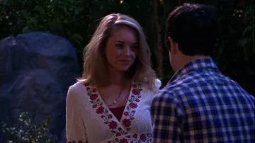 Forever 21 Floral Trim Lace Top of Sara (Laura Ashley Samuels) in Wizards of Waverly Place (S03E27)