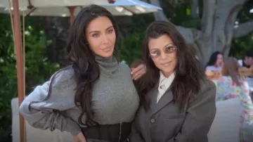 Jersey de cuello alto Prada que lleva Kim Kardashian como se ve en The Kardashians (S07E08)