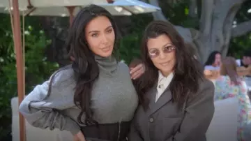 Col roulé Prada porté par Kim Kardashian tel que vu dans The Kardashians (S07E08)