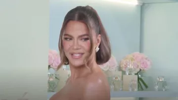 Pendientes grandes de diamantes Claire de Anita Ko que lleva Khloé Kardashian como se ve en The Kardashians (S07E08)