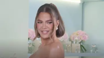 Boucles d’oreilles Anita Ko en gros diamants Claire portées par Khloé Kardashian telles que vues dans The Kardashians (S07E08)