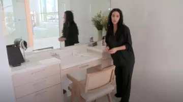 Skims Sleep Set porté par Kim Kardashian tel que vu dans The Kardashians (S07E08)