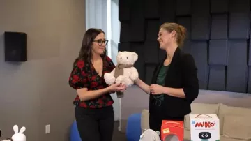 Vieux haut bleu marine à manches bouffantes porté par Savannah Sellers, vu dans Today le 11 décembre 2025