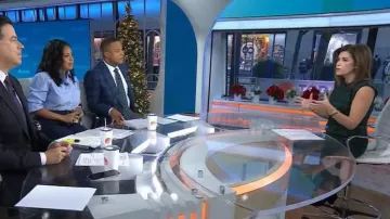 Robe Étui Anne-Taylor à carreaux Twist Sheath portée par Chloe Melas, telle que vue dans Today le 12 décembre 2025