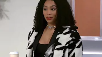 Beyond The Gates 2025 Manteau pied-de-poule de Chelsea Hamilton (Chelsea Hamilton) dans Beyond the Gates