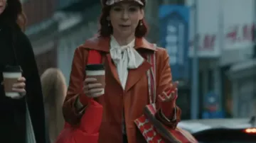 Elsbeth S03 Elsbeth Tascioni Manteau brun d’Elsbeth Tascioni (Carrie Preston) à Elsbeth