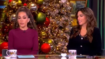 Elie Tahari, la robe en maille à manches longues avec détail de strass d’Elie Tahari, portée par Alyssa Farah Griffin, telle que vue dans The View le 11 décembre 2025