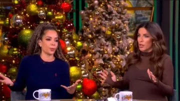 Robe Ralph Lauren à col rond à manches longues et évasée portée par Sunny Hostin telle que vue dans The View le 11 décembre 2025