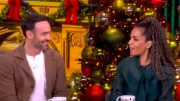 Haut en soie à boutons Carolina Herrera Bow porté par Sunny Hostin, tel que vu dans The View le 12 décembre 2025