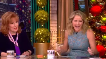 Robe Midi A-Line en dentelle florale sans manches de la collection Michael Kors portée par Sara Haines, telle que vue dans The View le 12 décembre 2025