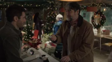L.L. Bean 1924 Manteau de champ porté par Mac (Nathaniel Parker) tel que vu dans Twelve Dates 'Til Christmas (S01E01)