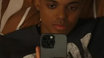 Haut Grpahic Stca porté par Will Smith (Jabari Banks) tel que vu dans Bel-Air (S04)