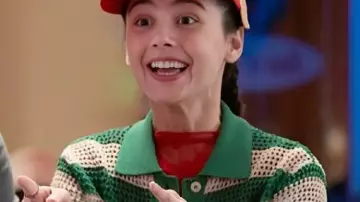 Chemise à manches courtes rayées au crochet portée par Violet Wilner telle que vue dans Mistletoe Murders (S02E06)