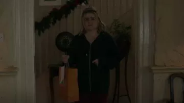 Sweat à capuche vert zip complet de John Galt porté par Kate (Mae Whitman) tel que vu dans Twelve Dates 'Til Christmas (S01E01)