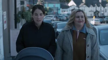 Stine Goya Jumper Partridge Brown worn by Kate (Mae Whitman) as seen in Twelve Dates 'Til Christmas (S01E01)