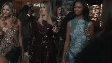 Robe drapée en sequins de Kate Barton portée par Sveta (Valeriya Denga) telle que vue dans Elsbeth (S03E09)