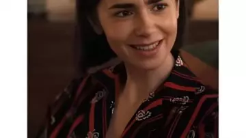 Emily en París Temporada 5 Camiseta de rayas paisley de Emily Cooper usada por Emily Cooper (Lily Collins) en Emily en París (T05)