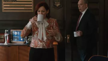 Chaqueta Damask Cinq à Sept que lleva Elsbeth Tascioni (Carrie Preston) como se ve en Elsbeth (S03E09)