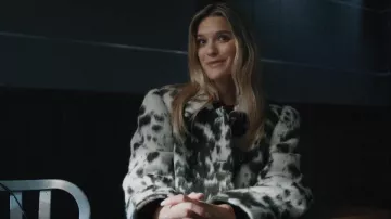 Chaqueta Dries Van Noten Vafel que lleva Harper (Alina Rose Armstrong) como se ve en Elsbeth (S03E09)