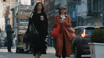 Trench-coat en cuir Reiss Hattie porté par Elsbeth Tascioni (Carrie Preston) tel que vu dans Elsbeth (S03E09)