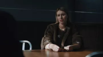 Cinc à Sept Mixed Star Faux Mink Benson Coat que lleva Sveta (Valeriya Denga) como se ve en Elsbeth (S03E09)
