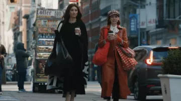 Capa de cuello de Johanna Ortiz que lleva Nadine (Laura Bernanti) como se ve en Elsbeth (S03E09)