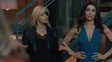 Slip Top en dentelle Christy de Zadig & Voltaire porté par Tiffany « Tiff » Giles (Jaime Pressly) tel que vu dans Elsbeth (S03E09)