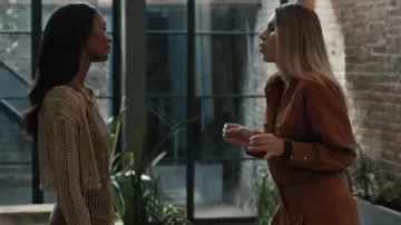 Combinaison Ba&sh Carmy portée par Sveta (Valeriya Denga) telle que vue dans Elsbeth (S03E09)