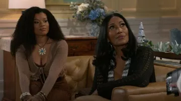 Fashion Nova Geena Long Pointelle Cardigan Pull porté par Dana « Leslie » Thomas (Trisha Mann) tel que vu dans Beyond the Gates (S01E189)