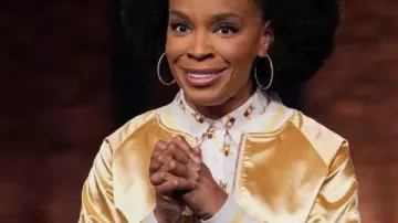 Veste Amber Ruffin Late Night With Seth Meyers S13 portée par (Amber Ruffin) dans Late Night with Seth Meyers