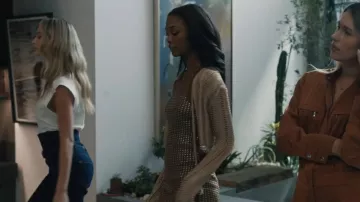 La robe Midi Attico côtelée et ornée portée par Nabria (Kailyn Shepherd) telle que vue dans Elsbeth (S03E09)