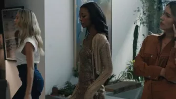 Cardigan court orné au crochet Rabanna porté par Nabria (Kailyn Shepherd) comme vu dans Elsbeth (S03E09)