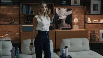 Jean à ceinture haute rose à taille haute porté par Harper (Alina Rose Armstrong) tel que vu dans Elsbeth (S03E09)