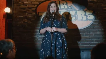 Robe-chemise midi Georgette à manches longues à manches longues imprimée Akris Punto portée par Grace Hackett (Lindsay Mendez) telle que vue dans Elsbeth (S03E09)