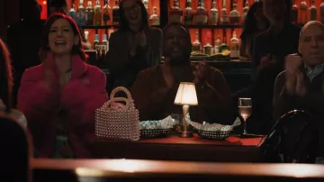 Sac à poignée Aqua Pearl porté par Elsbeth Tascioni (Carrie Preston) tel que vu dans Elsbeth (S03E09)