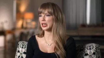 Effy Signature 14K Yellow Gold Sapphire and Diamond Panther Necklace worn by Taylor Swift as seen in Taylor Swift | The Eras Tour | The End of an Era (S01E01)