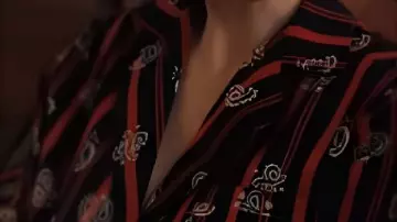 Camiseta de rayas de cachemira usada por (Emily Cooper) en Emily in Paris