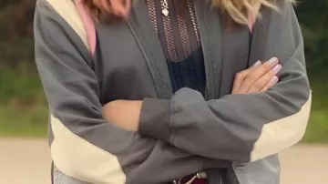 Veste Love Now portée par Kate (Victoria Bazua) dans Land of Women