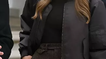Veste bomber marron de Melania Trump portée par Melania Trump dans First Lady Melania Trump revient sur les tragédies de l’université Brown et de Bondi Beach