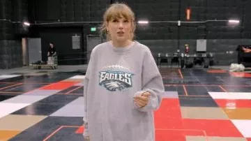 Vintage Philadelphia Eagles Sweatshirt worn by Taylor Swift as seen in Taylor Swift | The Eras Tour | The End of an Era (S01E01)