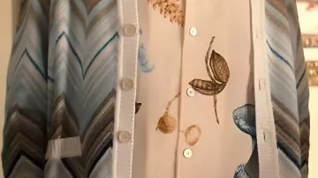 Cardigan zigzag porté par Sasha Roklov (Timothy Simons) dans Nobody Wants This