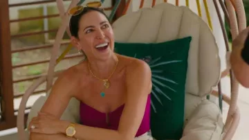Médaille médiume Jeton d’amour au cœur de la Fondatrice portée par Lauren Silverman telle que vue dans Simon Cowell : Le Prochain Acte (S01E01)
