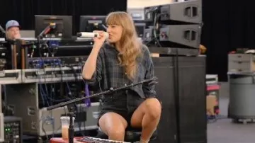 Agolde Dee Shorts worn by Taylor Swift as seen in Taylor Swift | The Eras Tour | The End of an Era (S01E01)