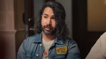 Sandro a une belle veste en jean à patch de jour portée par Savan comme on le voit dans Simon Cowell : The Next Act (S01E01)