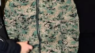 Chaqueta acolchada camuflada de Marty Supreme Timothée Chalamet el día de San Esteban llevada por Marty (Timothée Chalamet) en Marty Supreme