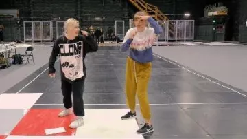 Nike Women's Free RN 2017 Black Dark Grey 880840-001 worn by Taylor Swift as seen in Taylor Swift | The Eras Tour | The End of an Era (S01E01)