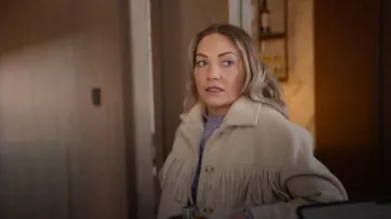 Veste crème Miss Selfridge portée par Tayla telle que vue dans Simon Cowell : Le Prochain Acte (S01E01)