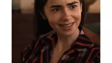 Emily en París S05 Lily Collins Camiseta de rayas paisley usada por Emily Cooper (Lily Collins) vista en Emily en París (T05)